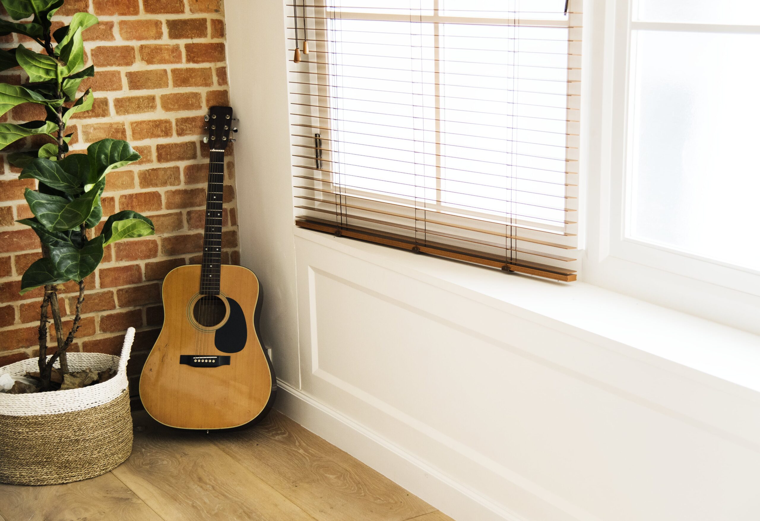 The-Timeless-Elegance-of-Wooden-Blinds-A-Versatile-Window-Covering-Solution